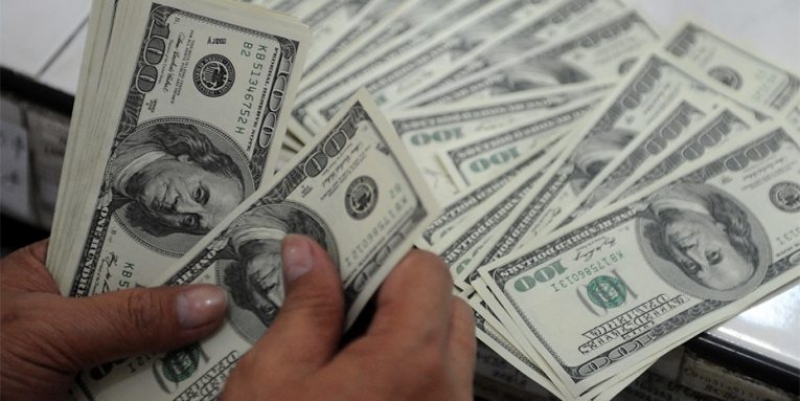 Dollari në pikiatë, monedha amerikane kap vlerën më të ulët në 17 vjet